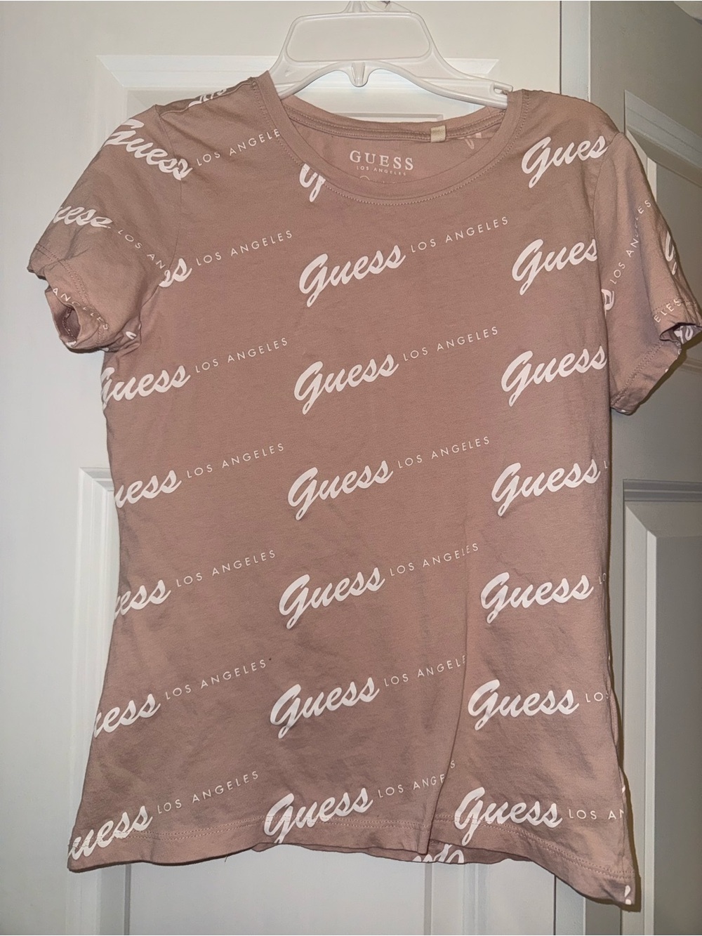 GUESS Short-Sleeve Script Logo Tee in Mauve
